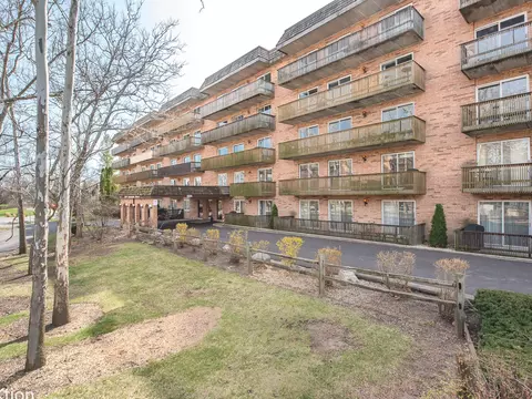 500 Redondo Dr #212, Downers Grove, IL 60516