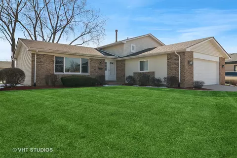 411 Sequoia Ct, Schaumburg, IL 60193