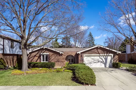 1537 S Surrey Ln, Arlington Heights, IL 60005