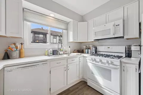 Kitchen - 840 Sheldon Ct #A, Wheaton, IL 60187 photo 2 of 2