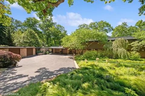 170 N Mayflower Rd, Lake Forest, IL 60045