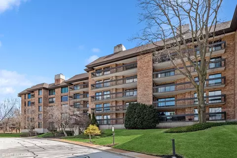 3801 Mission Hills Rd #405, Northbrook, IL 60062