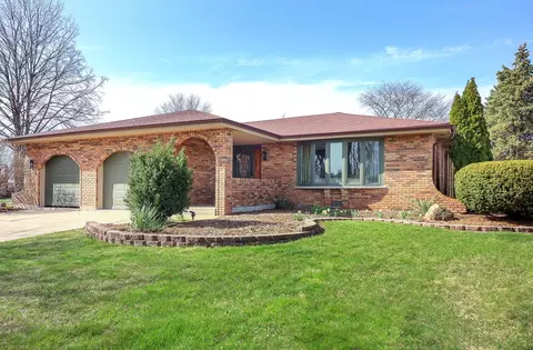 16 W688 Therese Ct, Willowbrook, IL 60527