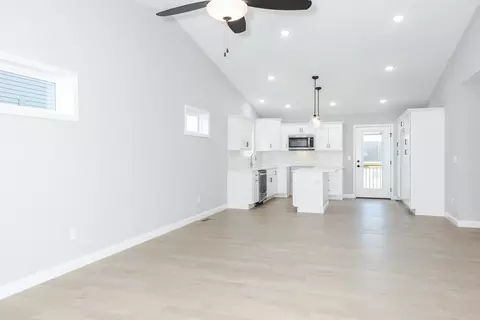 Living - 14 Misty Ln, Bloomington, IL 61705 photo 2 of 3