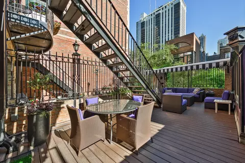 63 Elm St, Chicago, IL 60611 photo 2