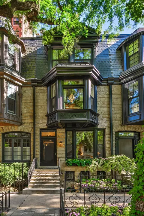 63 Elm St, Chicago, IL 60611