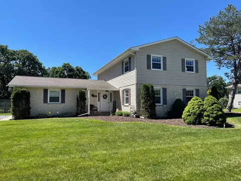 4711 Daniel Dr, Crystal Lake, IL 60014