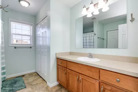 Bath - 1836 Periwinkle Dr, Morris, IL 60450 photo 2 of 4