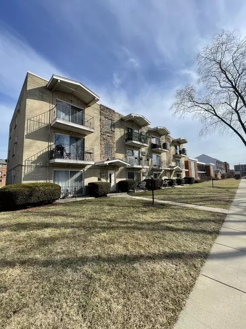1250 E Washington St #10, Des Plaines, IL 60016