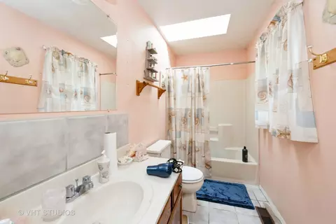 Bath - 507 4th Ave, Marengo, IL 60152 photo 1 of 2