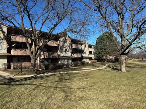 13 Echo Ct #10, Vernon Hills, IL 60061