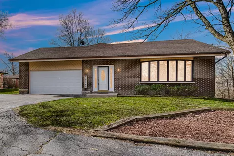 30 Cornwall Dr, Crete, IL 60417