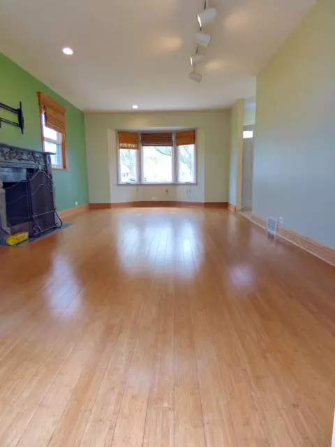 Living - 240 Springfield Ter, Des Plaines, IL 60018 photo 4 of 4