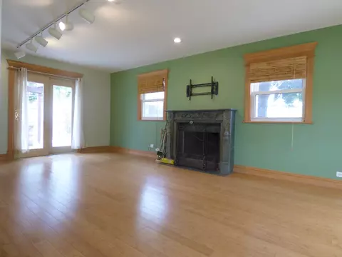 Living - 240 Springfield Ter, Des Plaines, IL 60018 photo 3 of 4