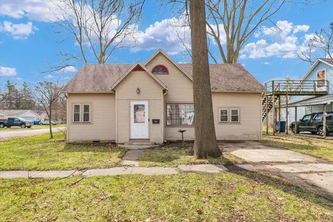 719 E Lincoln St, Monticello, IL 61856