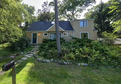 260 Woodland Dr, North Barrington, IL 60010