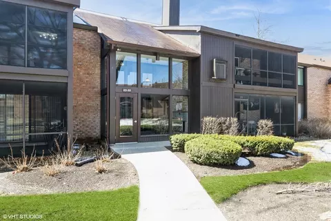 740 Saint Andrews Ln #32, Crystal Lake, IL 60014