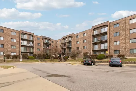 601 W Huntington Commons Rd #106, Mount Prospect, IL 60056