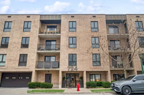724 12th St #112, Wilmette, IL 60091