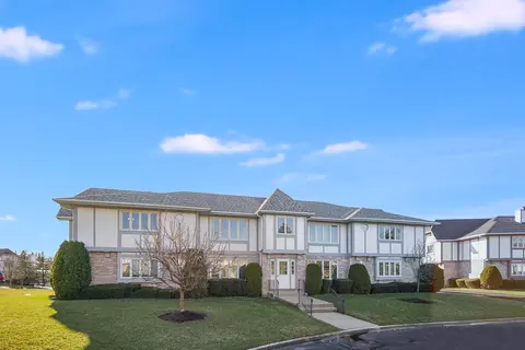 8 Saint Moritz Dr #201, Palos Park, IL 60464