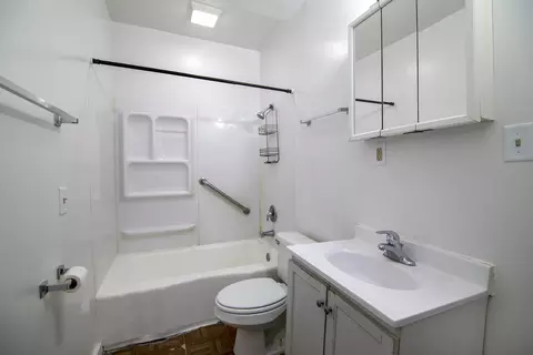 Bath - 604 S Poplar Ave, Kankakee, IL 60901 photo 1 of 2