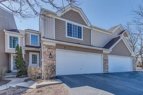 7 Cambridge Ave, Streamwood, IL 60107
