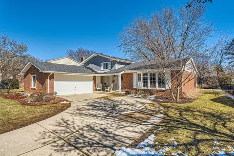 905 N Crestview Dr, Palatine, IL 60067