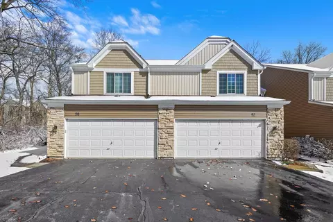 52 Cambridge Ave, Streamwood, IL 60107