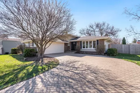 24 W701 Woodcrest Dr, Naperville, IL 60540