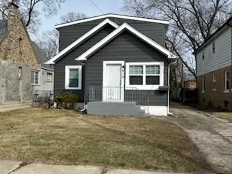 813 Pine St, Waukegan, IL 60085