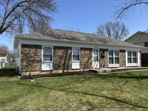 1613 Moore Ave, Streamwood, IL 60107