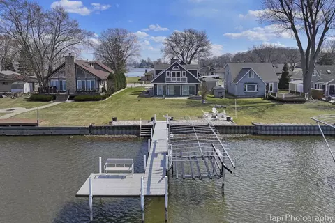 810 River Terrace Dr, Johnsburg, IL 60051