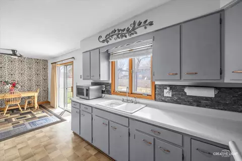 Kitchen - 212 Maureen Dr, Elgin, IL 60123 photo 2 of 3