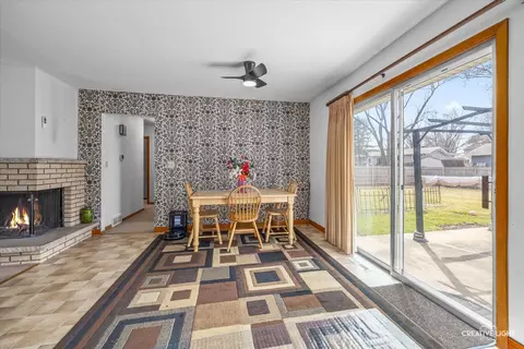 Dining - 212 Maureen Dr, Elgin, IL 60123 photo 2 of 2