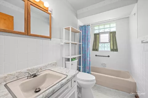 Bath - 212 Maureen Dr, Elgin, IL 60123 photo 1 of 2