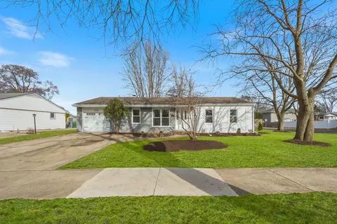 1145 Valley Stream Dr, Wheeling, IL 60090