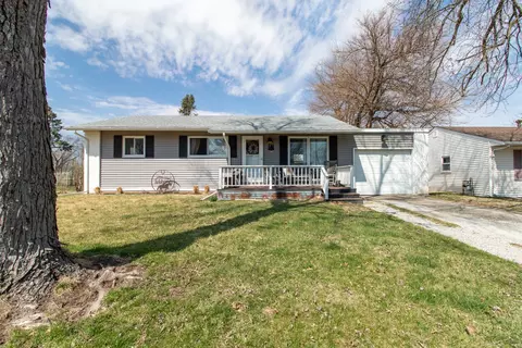 415 Sunset Dr, Le Roy, IL 61752