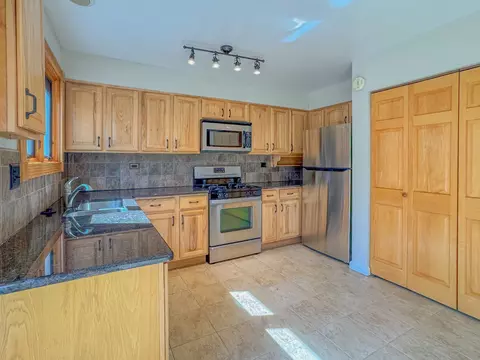 Kitchen - 127 Honeysuckle Ct, Rolling Meadows, IL 60008 photo 2 of 3