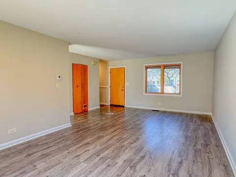 Living - 127 Honeysuckle Ct, Rolling Meadows, IL 60008 photo 3 of 5