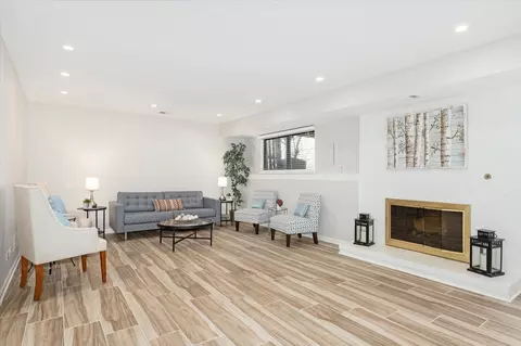 Living - 46 Portwine Rd, Willowbrook, IL 60527 photo 5 of 9