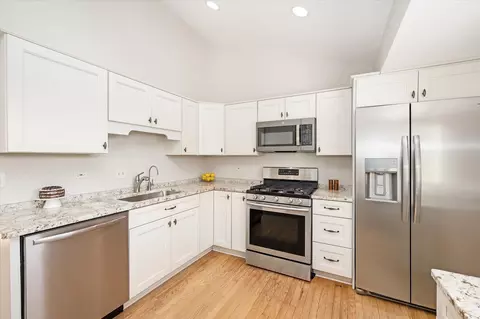 Kitchen - 46 Portwine Rd, Willowbrook, IL 60527 photo 2 of 3