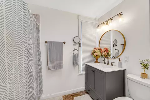 Bath - 173 Orchard St, Elgin, IL 60123 photo 2 of 2