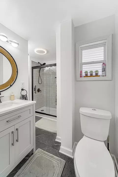Bath - 173 Orchard St, Elgin, IL 60123 photo 1 of 2