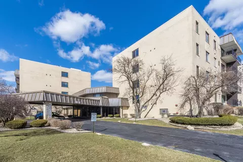 5840 W 104th St #305, Oak Lawn, IL 60453