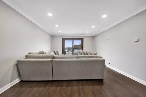 Living - 1302 E Washington St #A1, Des Plaines, IL 60016 photo 2 of 3