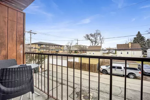 Exterior - 1302 E Washington St #A1, Des Plaines, IL 60016 photo 2 of 3