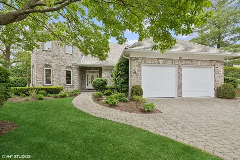 208 Carriage Hill Cir, Libertyville, IL 60048