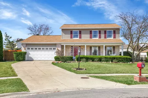 11 Canterbury Ct, Streamwood, IL 60107