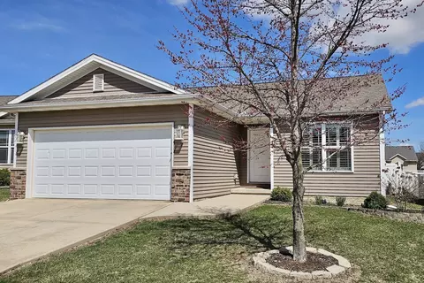 7 Barclay Ct, Bloomington, IL 61705