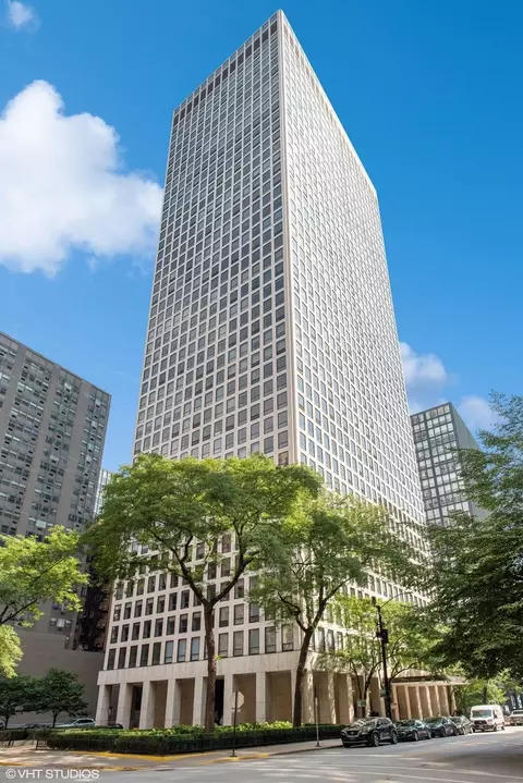 260 E Chestnut St #3205, Chicago, IL 60611